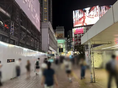 ベルレイズへの道順 2／8：ハチ公口を背中にして直進します。