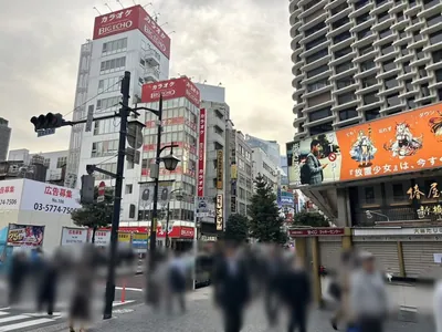ミーツバーへの道順 2／5：正面の横断歩道を渡り道路を左手に直進します。