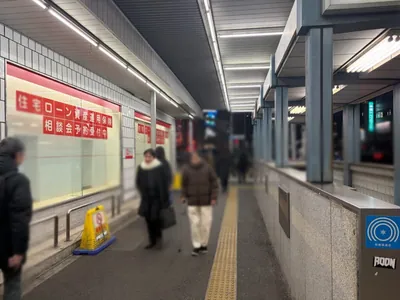 リバティへの道順 2／6：駅を背に右手方向に進みます。