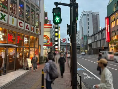 アリスへの道順 6／12：渡ったら右手に進みます。