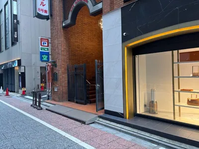 るぽ （ルポ）への道順 9／9：十字路を過ぎた右手に銀座るぽの入る「ニューギンザビル8号館」があります。