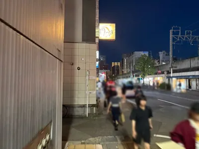 キャラットへの道順 8／15：左手一つ目の路地を越えて直進をします。