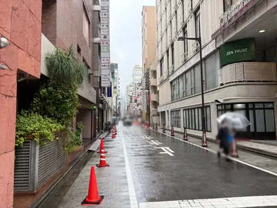 クラブ キューへの道順 9／10：直進します。