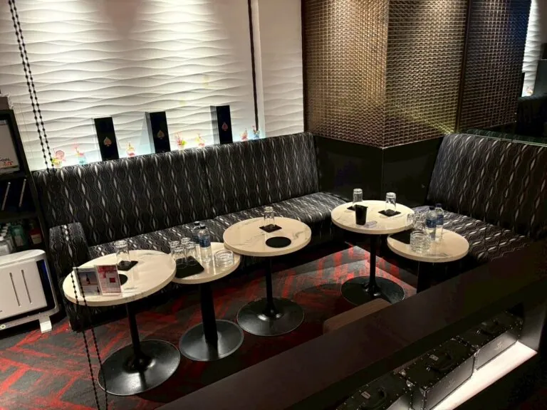 六乃華　（ロクノハナ）の店内