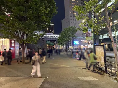 モアナ （Bar＆Lounge MOANA）への道順 2／9：駅を背にして左手に進みます。