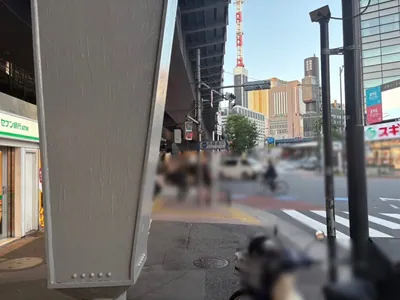 ロッセへの道順 2／7：駅を背中にして左へ歩きます。