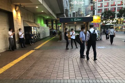 ビットへの道順 2／7：左側をまっすぐ進みます。