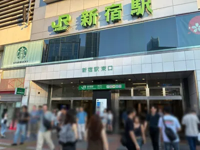 アジアンクラブへの道順 1／11：「新宿駅」東口を出ます。