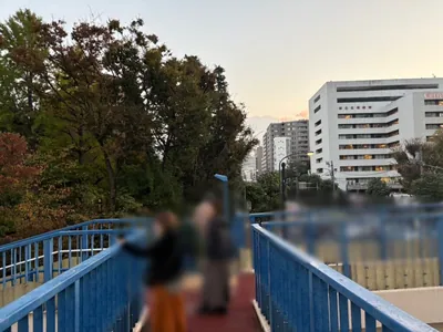 37 （サンナナ）への道順 6／8：歩道橋を上ったら左手の階段を下ります。