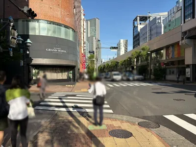 バカラへの道順 7／9：「難波橋」の交差点に出たら横断歩道を渡って左折します。