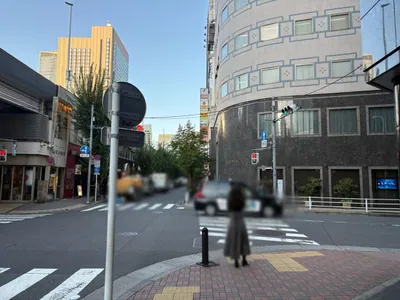 ピロポへの道順 8／11：一つ目の十字路を越えて直進します。
