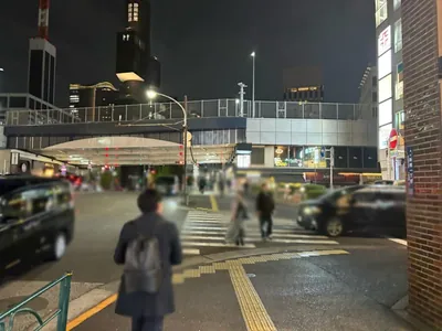 花友禅 （ハナユウゼン）への道順 3／10：一つ目の横断歩道を渡り直進します。