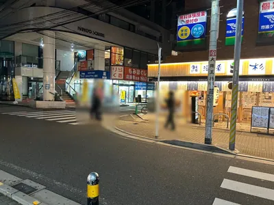 スピカへの道順 2／5：駅を背にして、左斜め前の道を進みます。