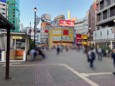 レイへの道順 2／7：駅を背中にして右へ進みます。