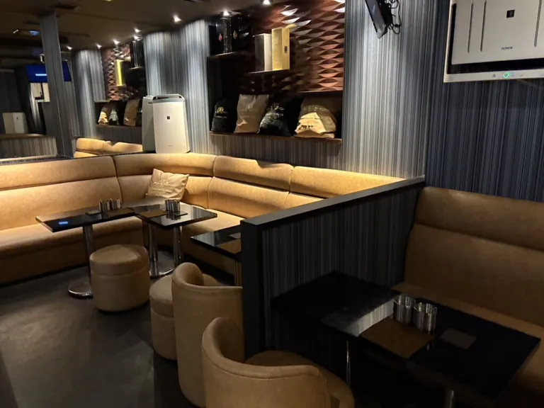 マンダリンクラブ昼の店内