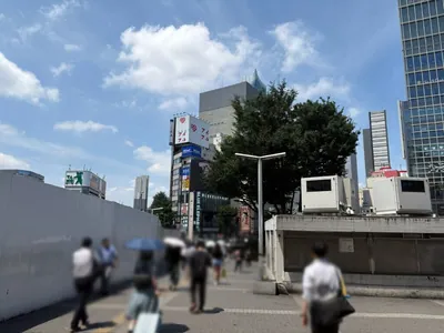 エンジェルルミエルへの道順 2／15：駅を背にして直進します。