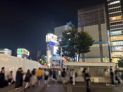 ビゼへの道順 2／13：駅を背にして線路を左手に直進します。