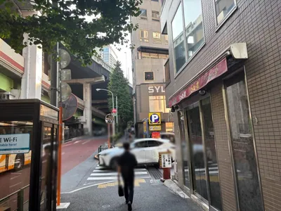 アジトへの道順 12／13：右手路地を越えて直進をします。
