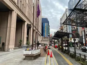 プリヴェイルへの道順 8／10：左折すると左手に新宿区役所が出てくるのでそのまま直進します。