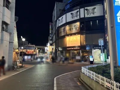 バスキアへの道順 9／10：右手路地を越えて直進を続けます。