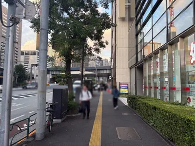 カステロへの道順 2／8：出口を背にし、道路を左手に直進します。