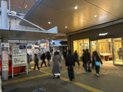 ルアンへの道順 2／9：駅を背にして右手に進みます。