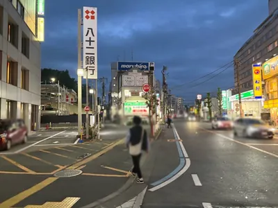 川越　レジーナへの道順 4／8：渡ったら右折します。