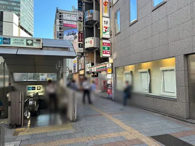 テミスへの道順 2／5：駅を左手に直進します。