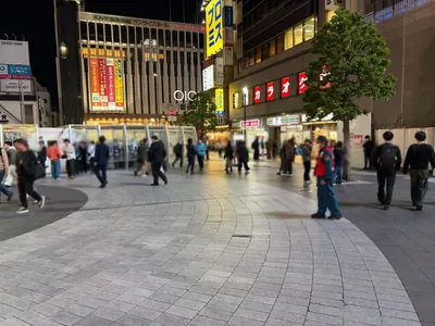 ハニービーへの道順 2／9：駅を背にして、ロータリーを左手に進みます。