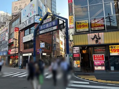 神田茶屋 （カンダチャヤ）への道順 2／5：目の前の「西口商店街」に入ります。