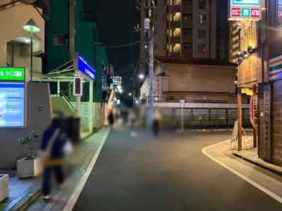 コンラッドへの道順 3／6：右手一つ目の路地を越えて直進します。