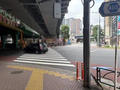 香坂 （コウサカ）への道順 3／9：横断歩道を渡り直進します。