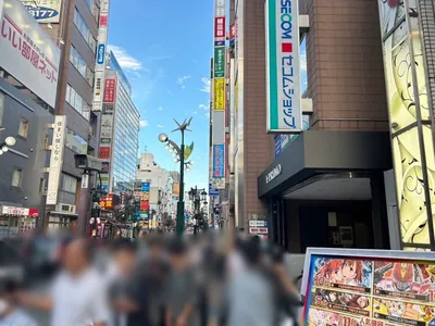 ドレスラインへの道順 4／9：エスカレーターを下ったら道路を左手に直進します。