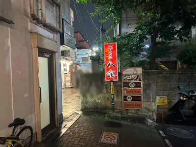 エムズ （Girl’s Bar M’s）への道順 6／7：右手路地を超えて直進します。