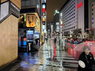 ズーへの道順 7／8：左手三つ目の路地も超えて直進をします。