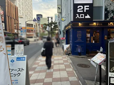 カラット宴への道順 10／11：右手三つ目の路地を右折します。