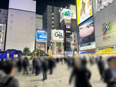 ジュリアへの道順 2／5：SLを正面に見て右手に進みます。