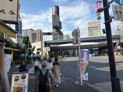 あやへの道順 4／6：二つ目の横断歩道を渡り、高架下を進みます。