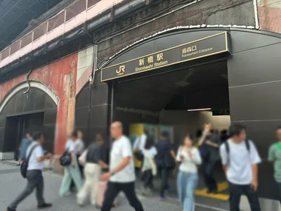 カラットへの道順 1／5：各線「新橋駅」烏森口を出ます。