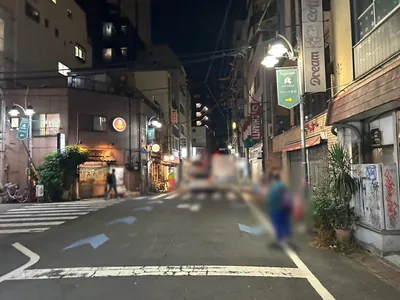イーネー （girls cafe bar E～ねぇ）への道順 5／6：左手路地を超えて直進します。