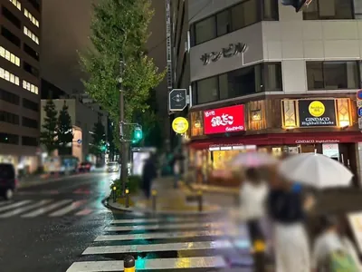 王族 （オウゾク）への道順 6／9：正面に横断歩道が出てくるので渡って直進します。