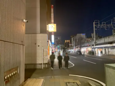 花 （ハナ）への道順 9／13：左手一つ目の路地を越えて直進します。