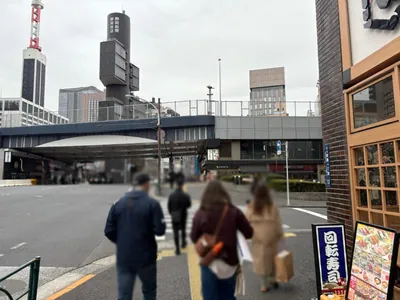 ファーストクラブへの道順 3／7：一つ目の横断歩道を渡ります。