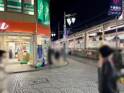 千歳烏山　アリスへの道順 2／4：駅を背にして右手に進みます。
