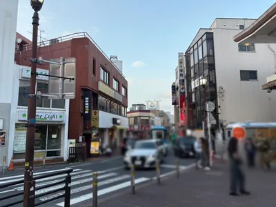 ニッチへの道順 2／5：駅を背にして右手の横断歩道を渡ります。