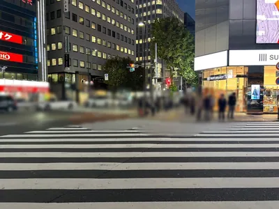 ヒルコレスナックへの道順 2／10：正面の横断歩道を渡ります。