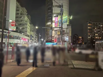 エムアネックスへの道順 3／4：十字路に出たら横断歩道を渡って直進を続けます。