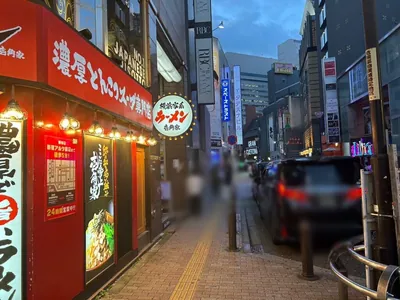 蒼ソウ2 （昼）への道順 9／9：左折をすると左手に歌舞伎町蒼ソウ2の入る「イグザスビル」があります。