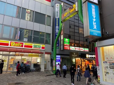 ロアーへの道順 3／8：デイリーヤマザキに突き当たったら左折します。