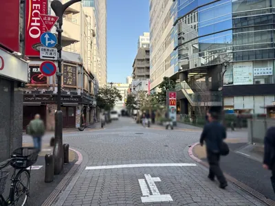 品川　マーキーズへの道順 4／6：道路を右手に直進し、十字路を越えて直進します。